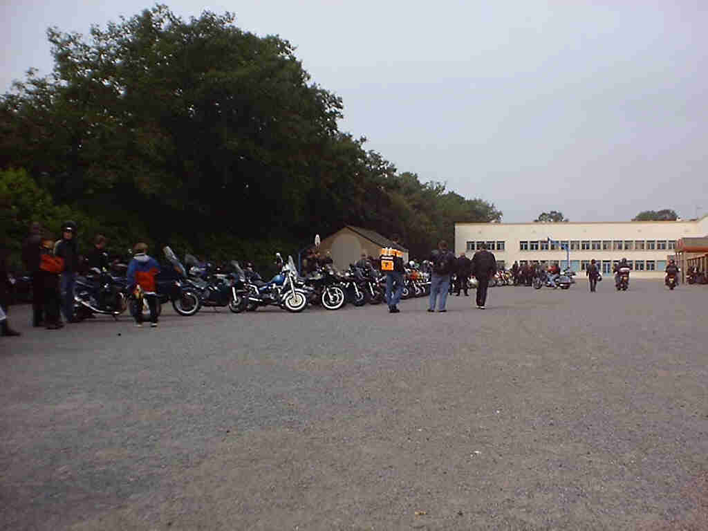 Après le défilé, sur le parking du collège.